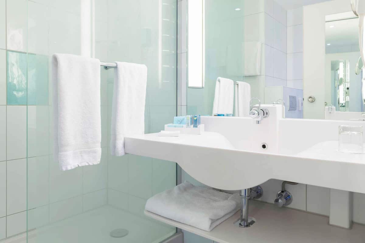 Ropa de cama hipoalergénica y minibar