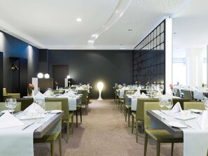 Breakfast, lunch and dinner served  - Novotel Frankfurt City (Frankfurt)