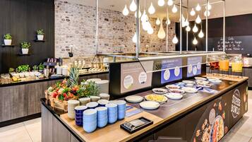 供应早餐、午餐和晚餐