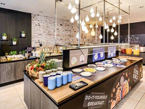 Café da manhã com buffet todos os dias (EUR 24 por pessoa) 