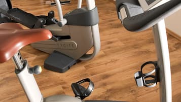 Una máquina de ejercicios con pantalla digital y pedal para los pies.