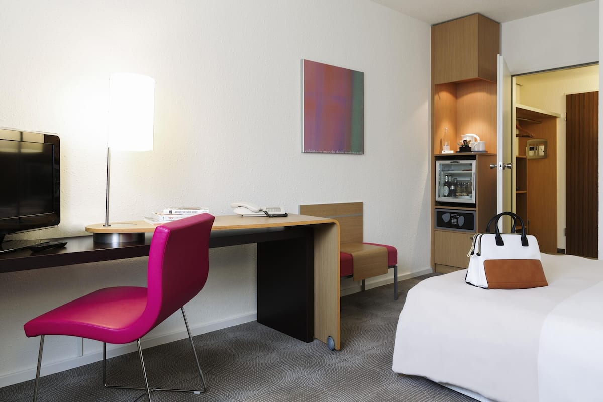 Allergikerbettwaren, Minibar, Zimmersafe, Schreibtisch
