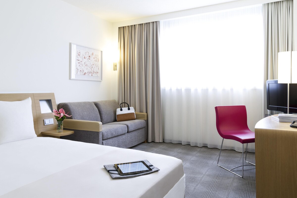 Ropa de cama hipoalergénica, minibar, caja fuerte y escritorio