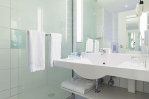 Eco-friendly toiletries, hair dryer, towels - Novotel Frankfurt City (Frankfurt)