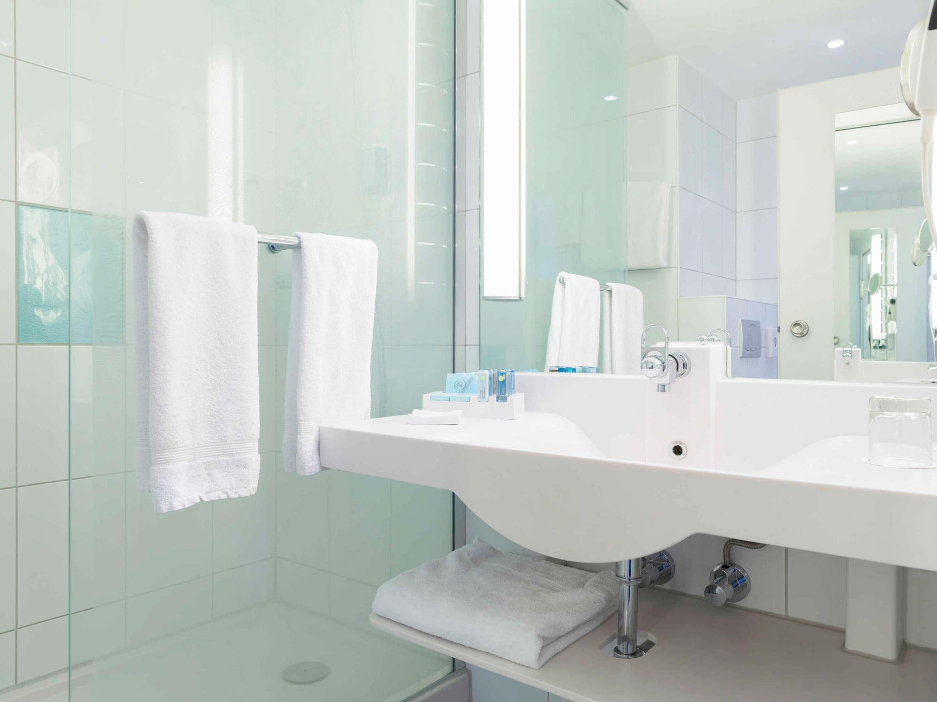 Allergikerbettwaren, Minibar, Zimmersafe, Schreibtisch