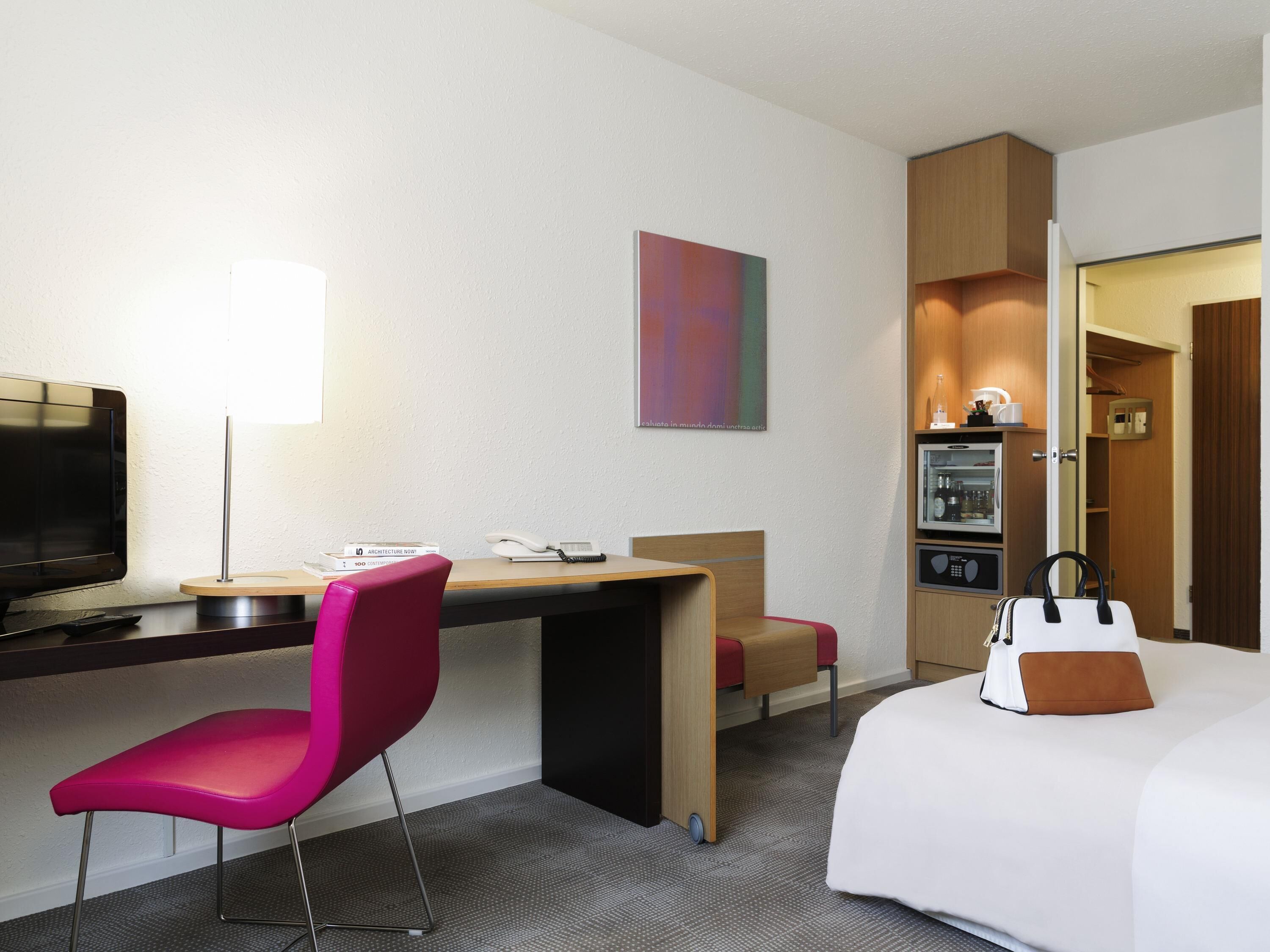 Hypo-allergenic bedding, minibar, in-room safe, desk