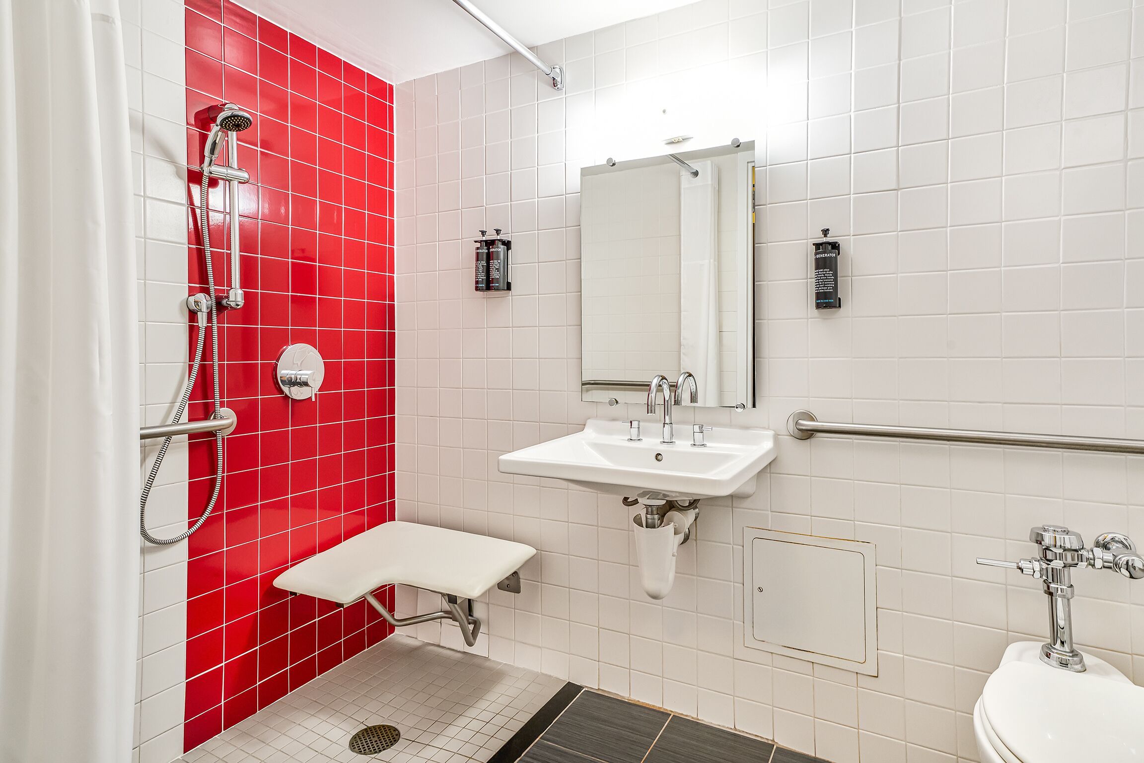 Ein Badezimmer mit einer roten Duschkabine, einem weißen Waschbecken und einer Toilette.