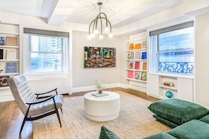 Couture Suite | Egyptian cotton sheets, premium bedding, down comforters, pillowtop beds - Paramount Times Square – A Generator Hotel (New York)