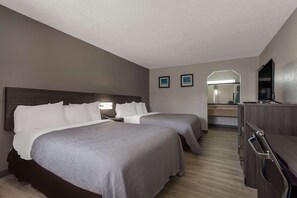 Habitación estándar, 2 camas matrimoniales, para fumadores | Escritorio, tabla de planchar con plancha, wifi gratis y ropa de cama