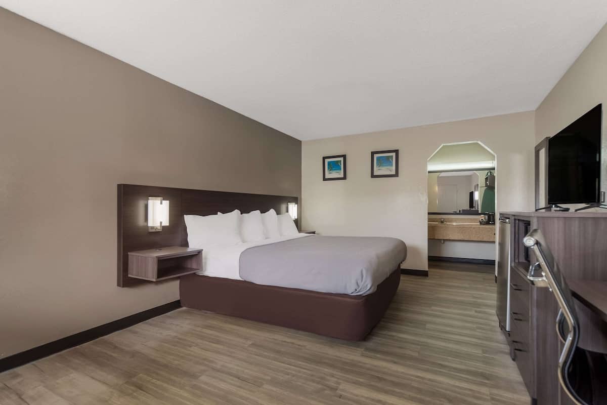 Standaard kamer, 1 kingsize bed, roken | Een bureau, een strijkplank/strijkijzer, gratis wifi, beddengoed