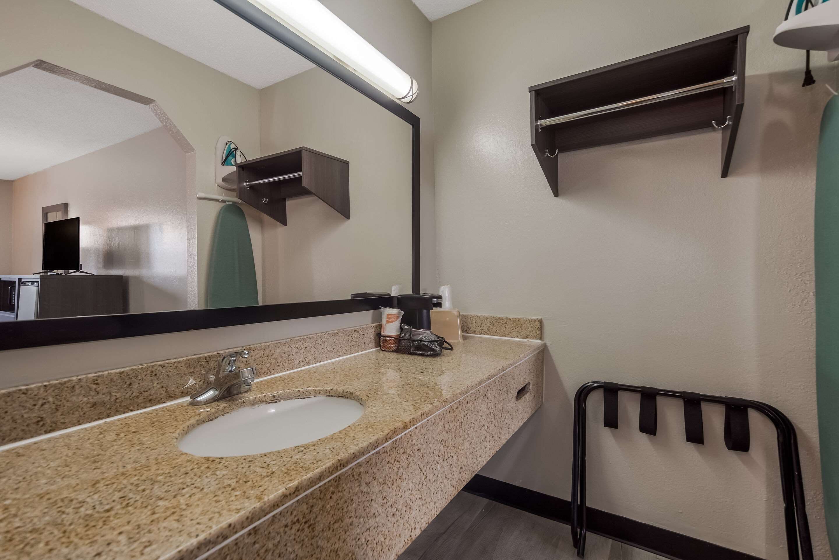 Tina con regadera, amenidades de baño gratuitas, toallas 