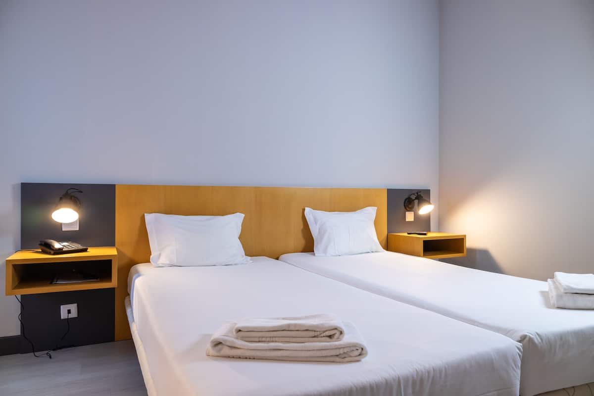 Meja kerja, tirai kedap cahaya, kedap suara, dan Wi-Fi gratis