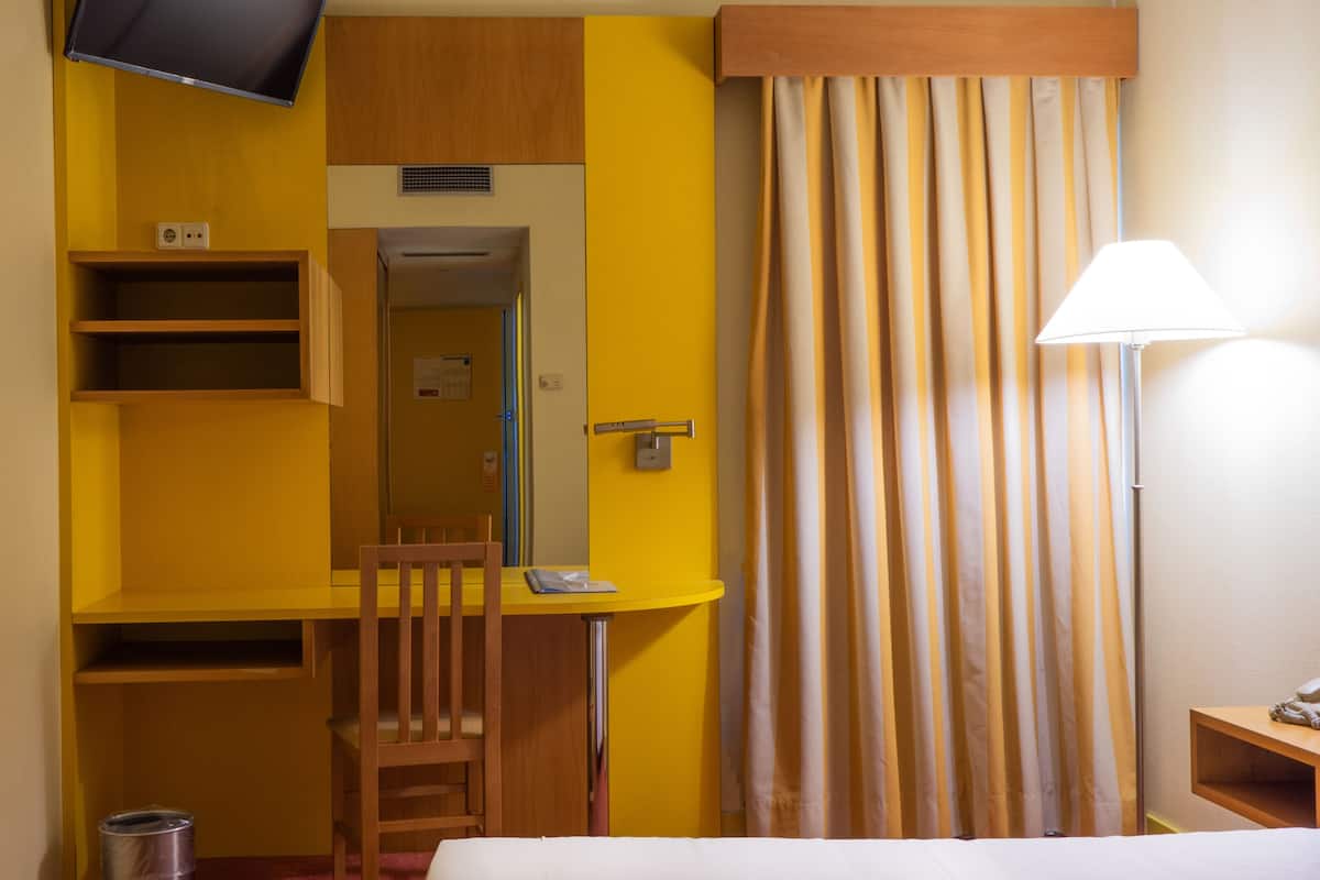 Meja kerja, tirai kedap cahaya, kedap suara, dan Wi-Fi gratis