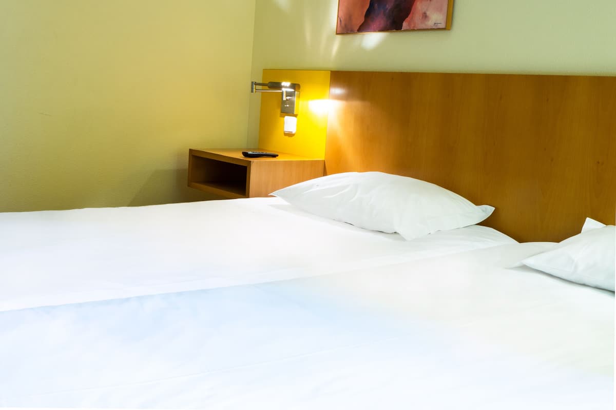 Meja kerja, tirai kedap cahaya, kedap suara, dan Wi-Fi gratis