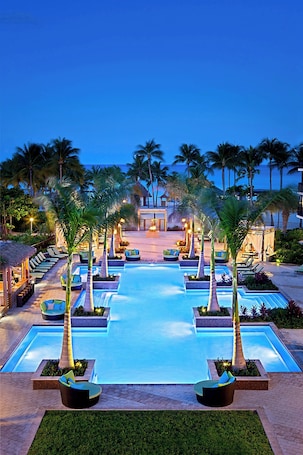 2 piscinas al aire libre, camas de piscina con cargo, sombrillas