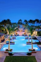 2 piscinas al aire libre, camas de piscina con cargo, sombrillas