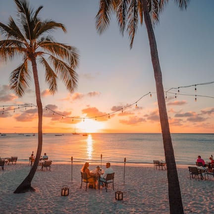5 restaurants; breakfast, lunch, dinner, and brunch served