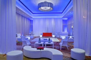 2 bars/lounges, swim-up bar, poolside bar, beach bar