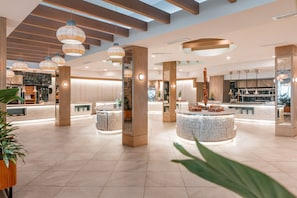 5 restaurantes, se sirven desayunos, comidas y cocina mediterránea