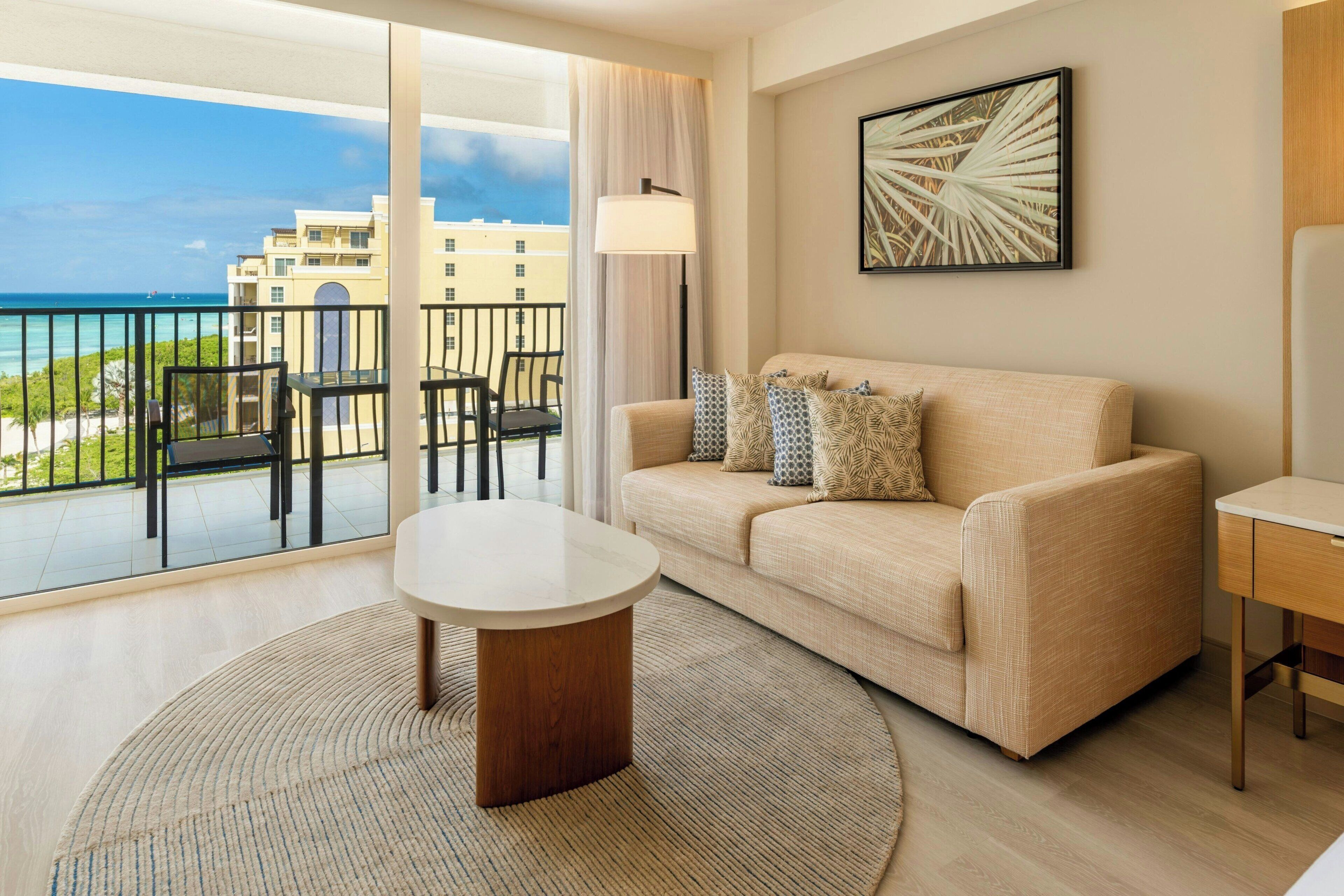 Quarto, 1 cama King e sofá-cama, acesso ao Club Lounge (Tradewinds, Adults Only, Limited View) | 1 quarto, roupas de cama premium, edredons de pluma, cofres nos quartos