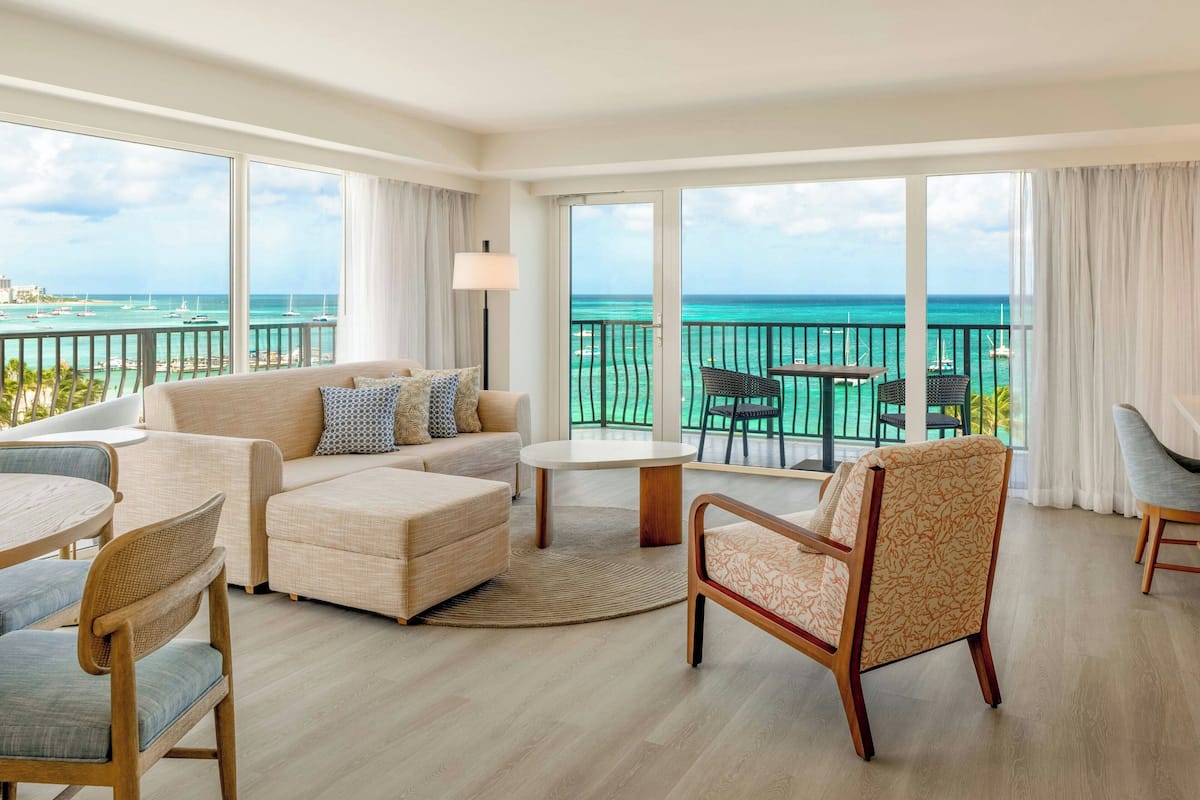 Club Suite, 1 King Bed, Non Smoking | Living area