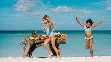 Plage, sable blanc, cabines (en supplément), chaises longues