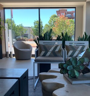 Lobby-lounge