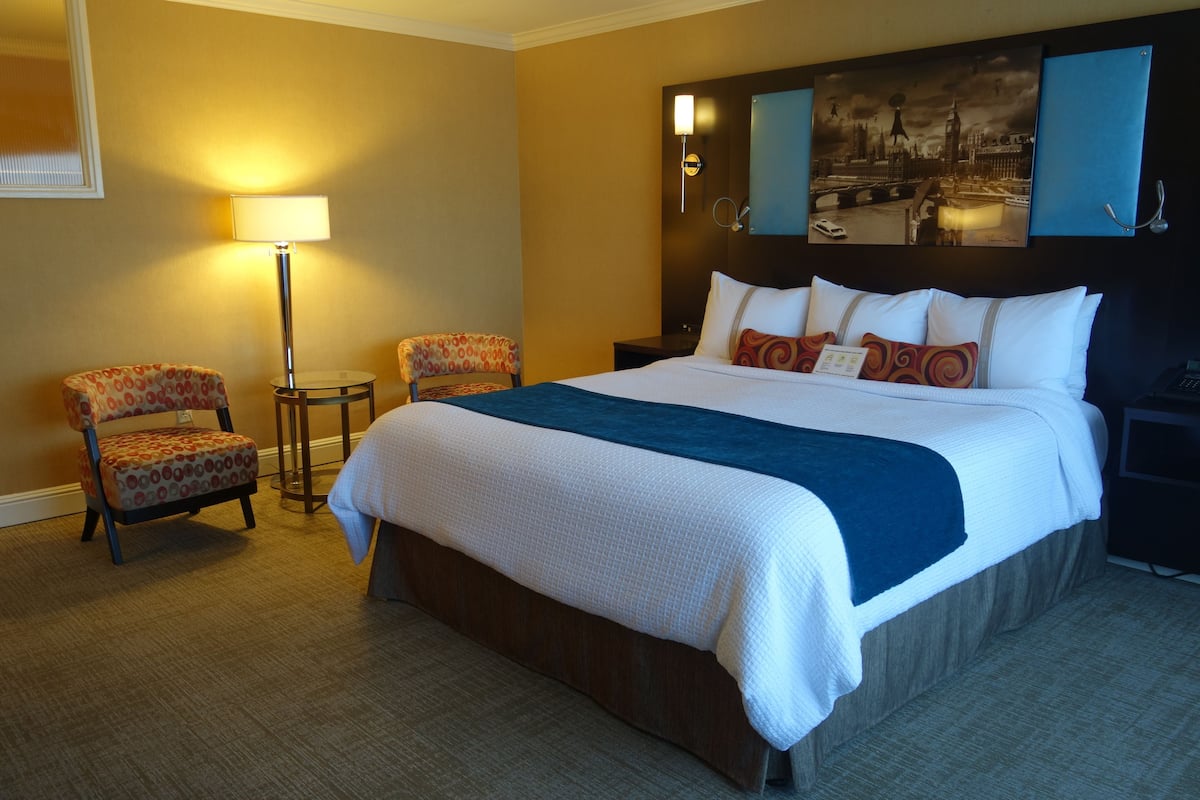 Deluxe Room, 1 King Bed | Hypo-allergenic bedding, pillowtop beds, in-room safe, desk