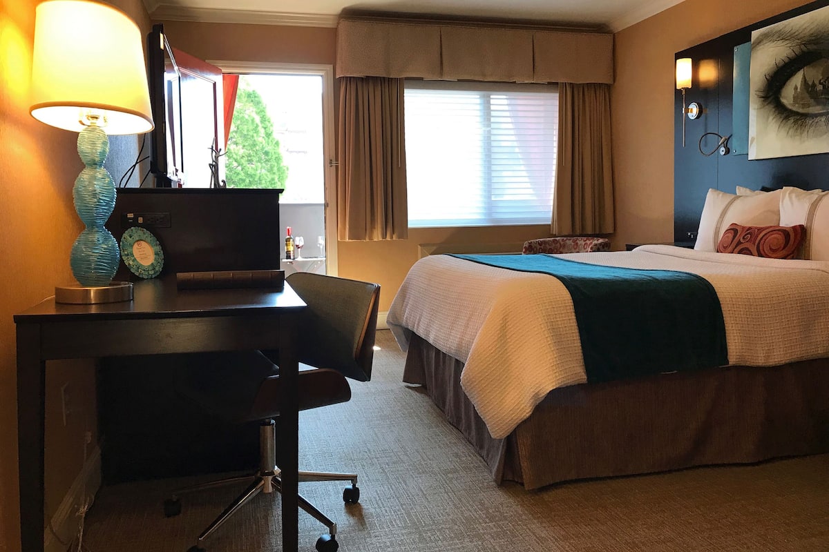 Deluxe Room, 1 Queen Bed | Hypo-allergenic bedding, pillowtop beds, in-room safe, desk