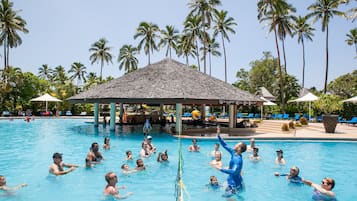 Piscine extérieure, parasols de plage, chaises longues