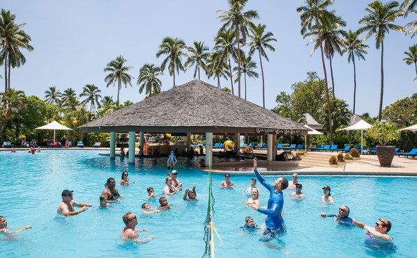 Piscine extérieure, parasols de plage, chaises longues