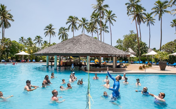 Outdoor pool, pool umbrellas, sun loungers