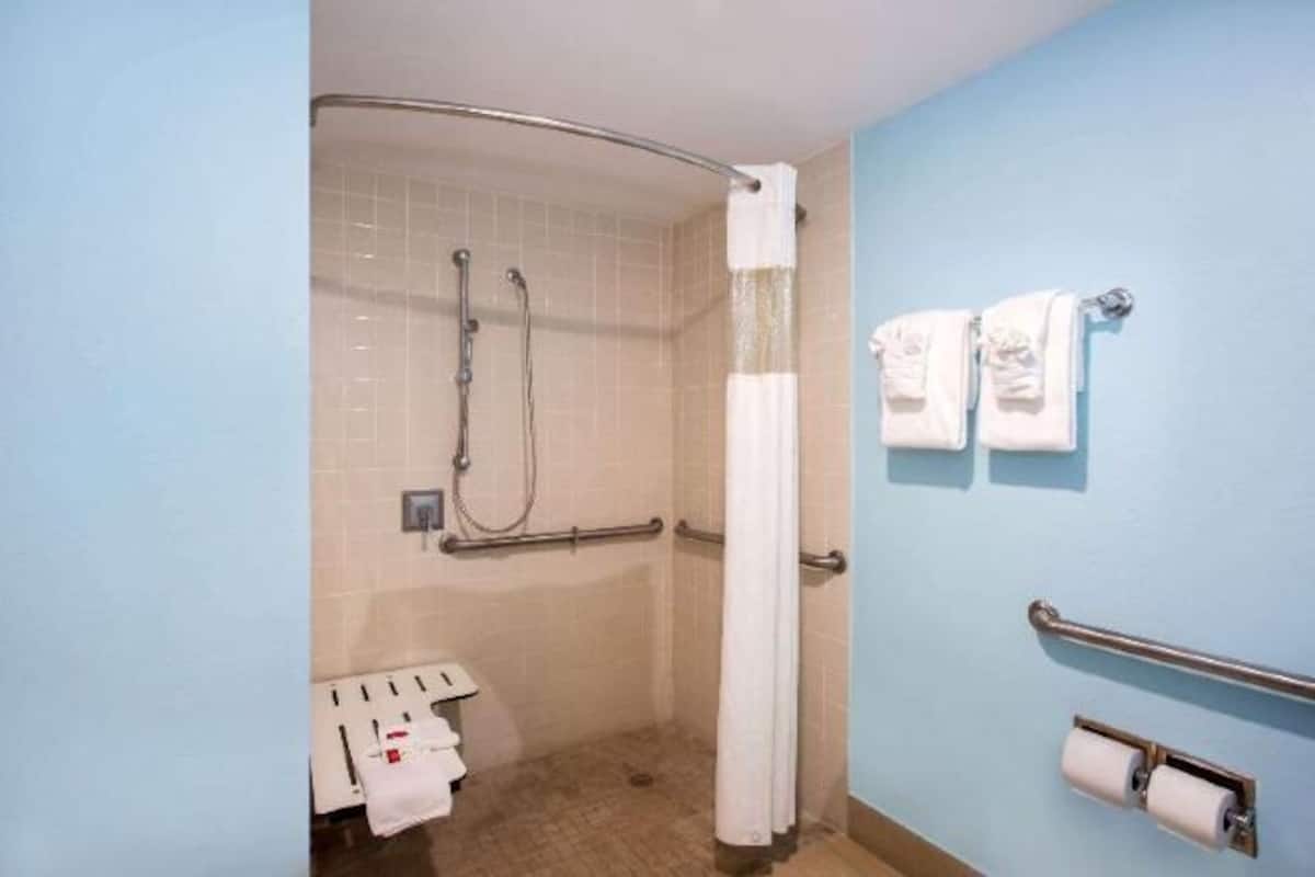 Bathroom | Free toiletries, hair dryer, towels