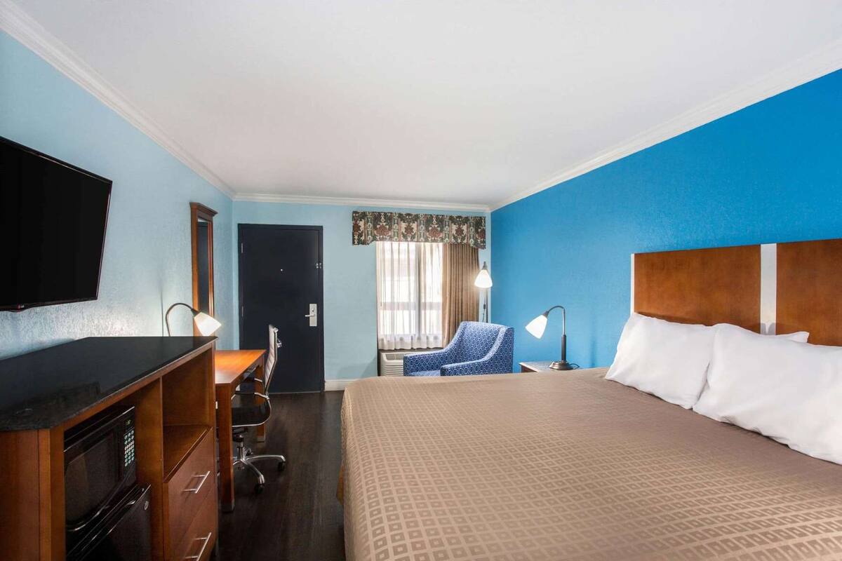 Desk, laptop workspace, soundproofing, cots/infant beds