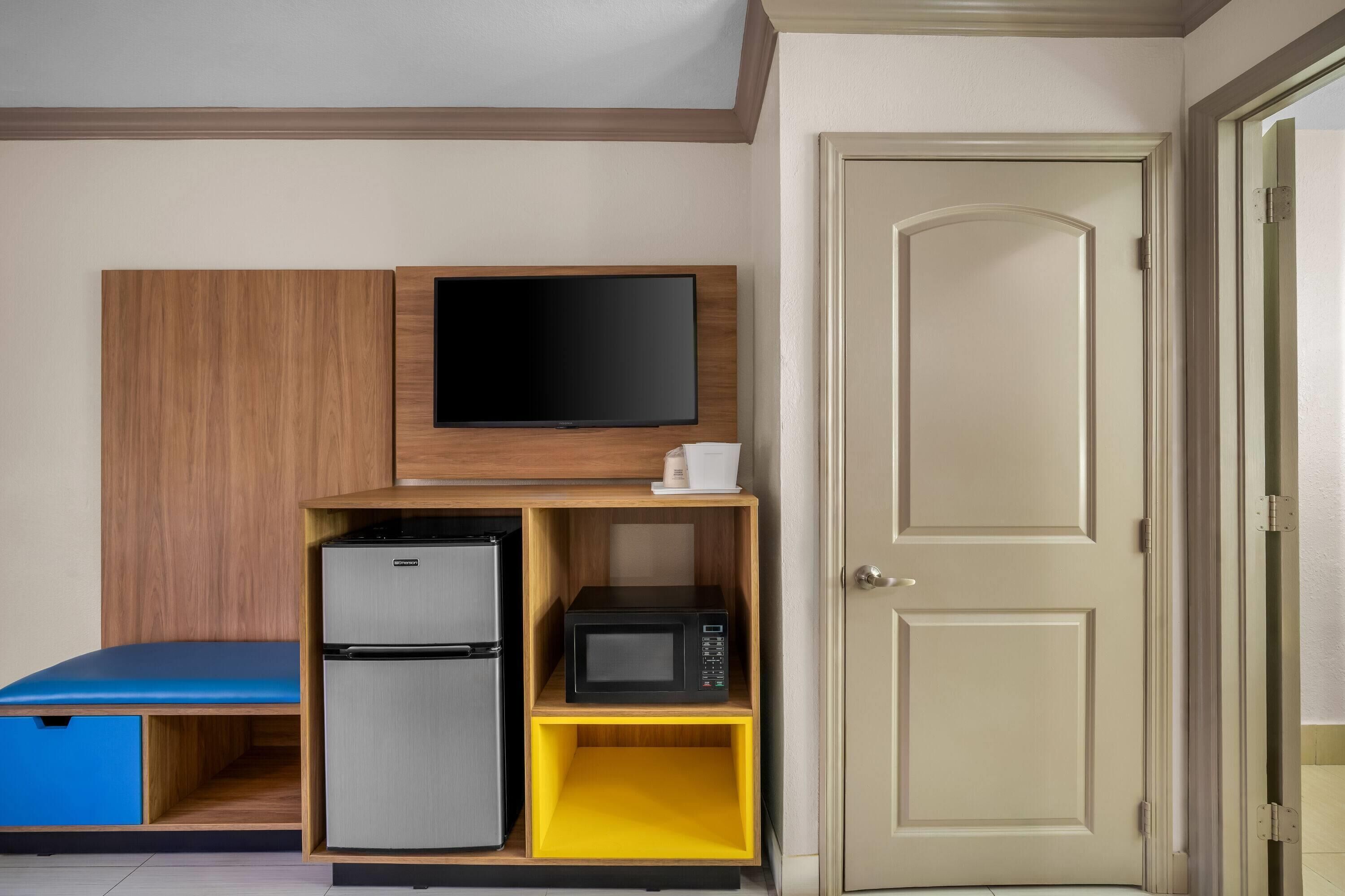 Habitación, 1 cama King size, para no fumadores | Decoración personalizada, muebles diferentes y escritorio 