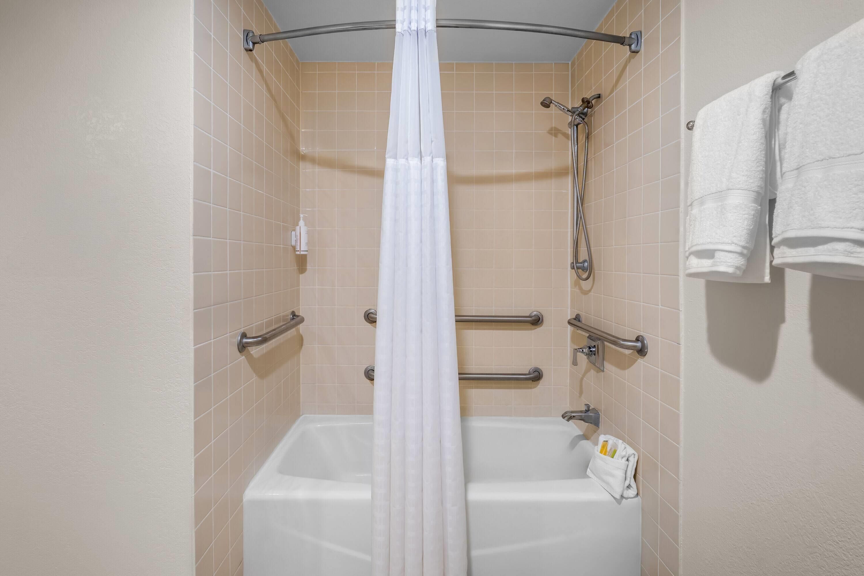 Habitación, 1 cama King size, para no fumadores (Mobility, Bathtub w/Grab Bars) | Baño para personas con discapacidad