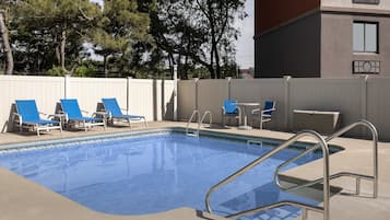 Piscina stagionale all'aperto, lettini