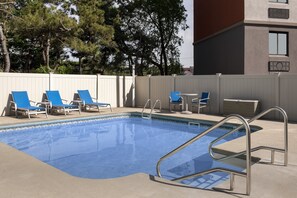 Una piscina al aire libre de temporada (de 08:00 a 20:00), tumbonas