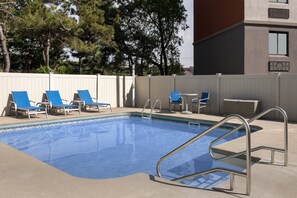 Una piscina al aire libre de temporada