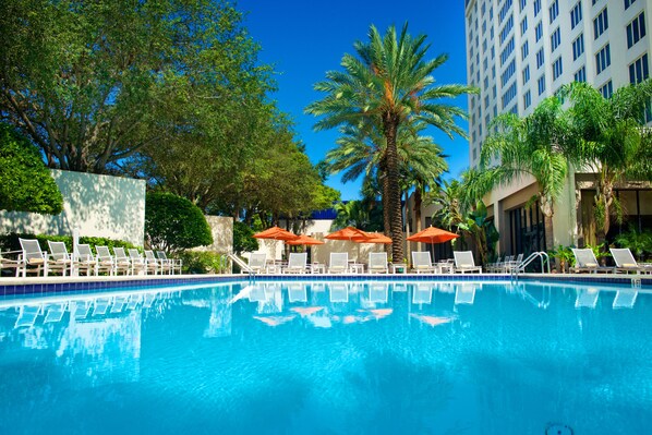 Una piscina al aire libre