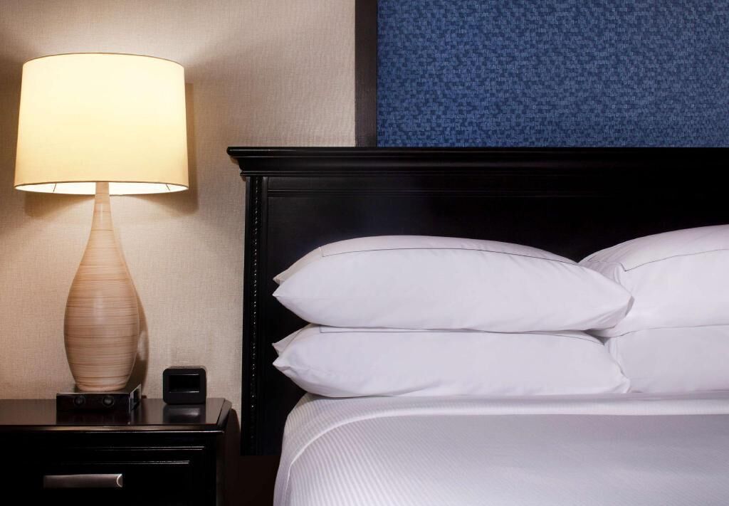 Hochwertige Bettwaren, Daunenbettdecken, Pillowtop-Betten, Zimmersafe