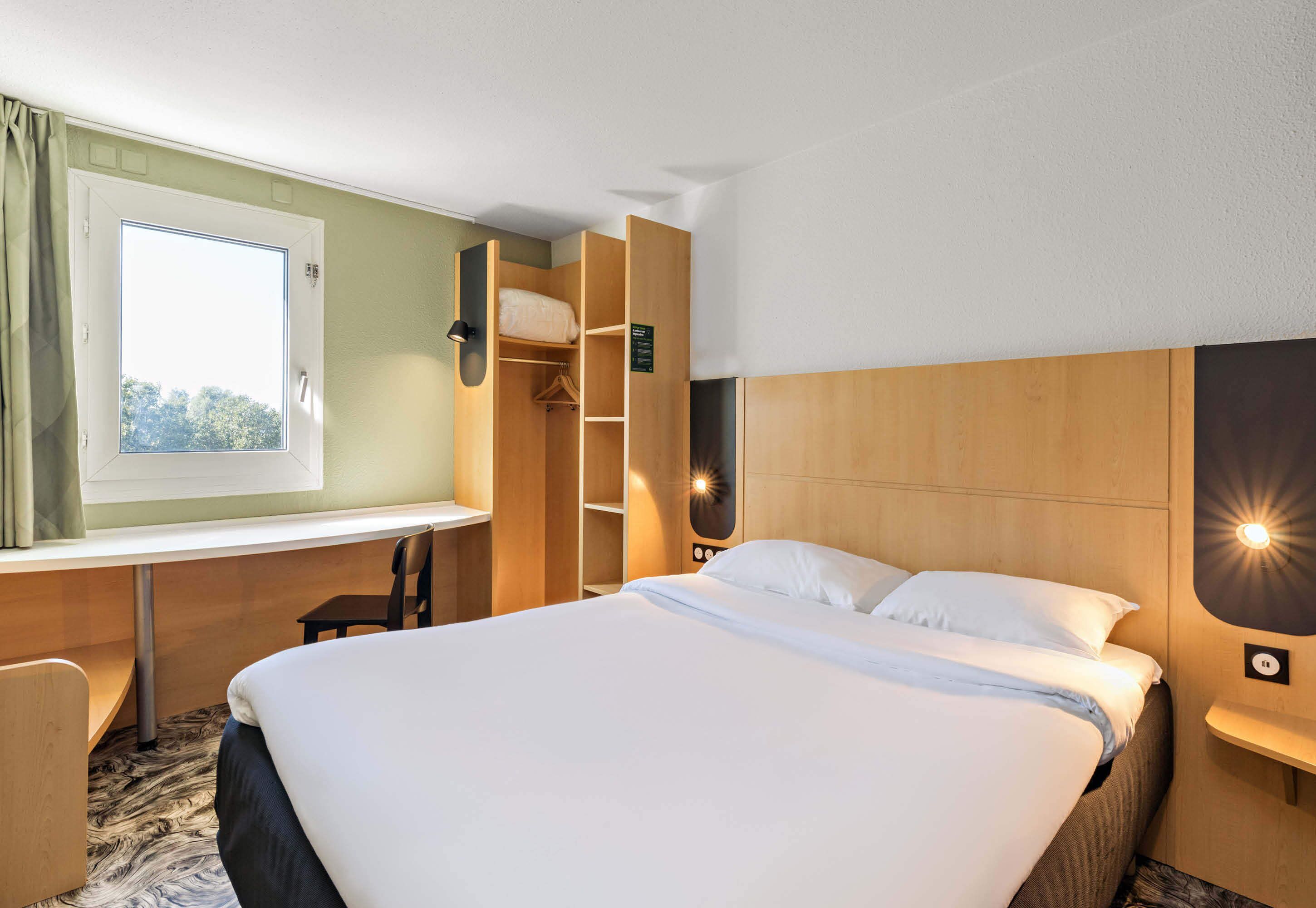 高级双人房, 无烟房 | 高档床上用品、办公桌、遮光窗帘、隔音