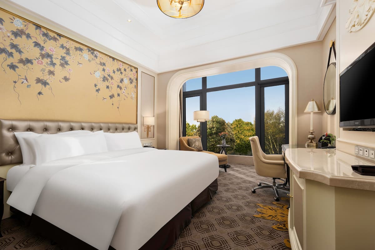 Premium Room, 1 King Bed | 1 bedroom, down comforters, minibar, in-room safe