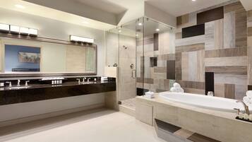 Suite presidencial, 1 cama King size, para no fumadores | Baño | Amenidades de baño gratuitas, secadora de cabello, toallas