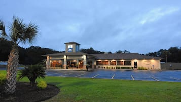 Fachada de la propiedad por la tarde o noche