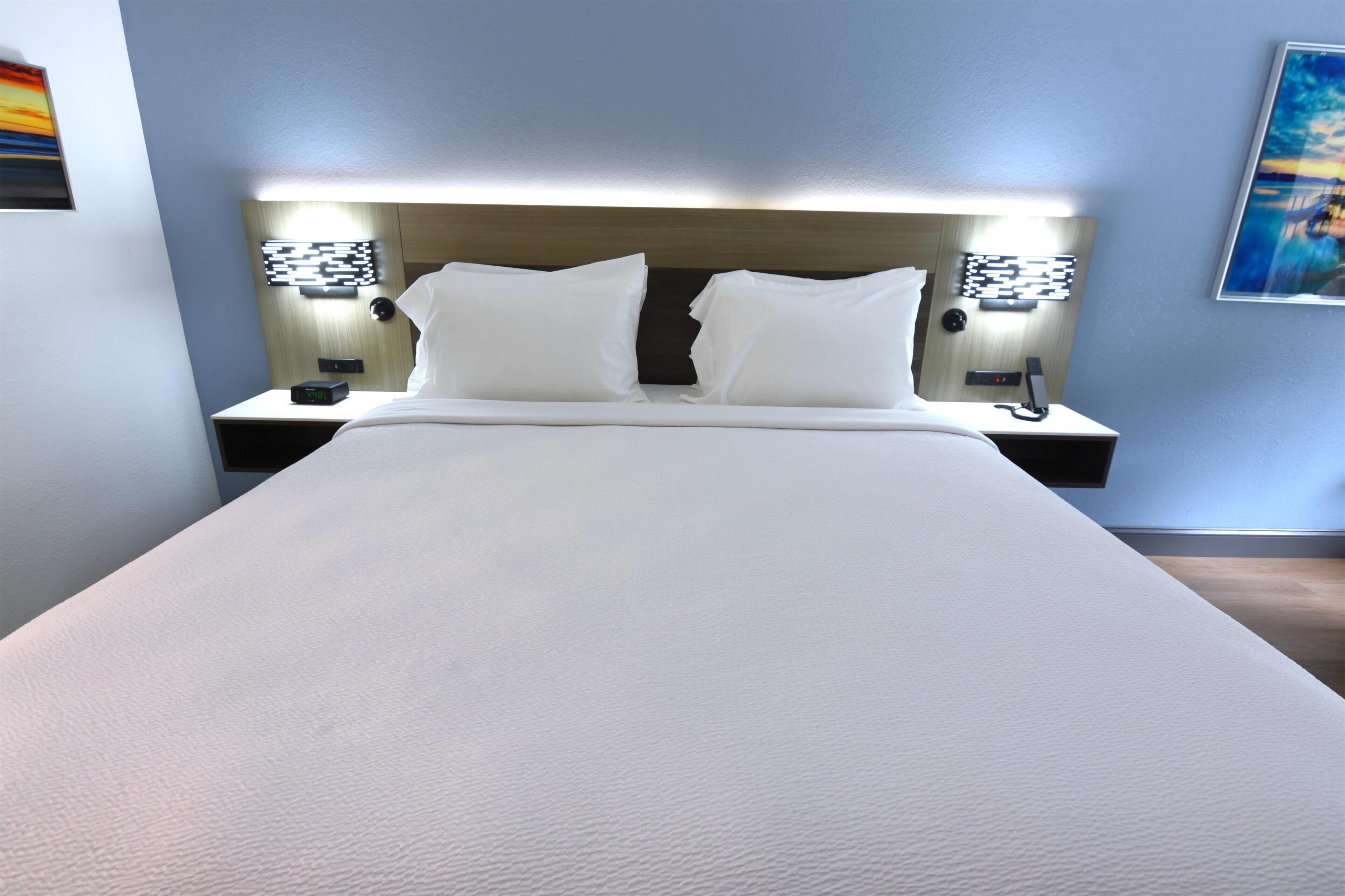 スタンダード ルーム キングベッド 1 台 バリアフリー 浴槽 | 高級寝具、羽毛の掛け布団、低反発ベッド、セーフティボックス (室内)