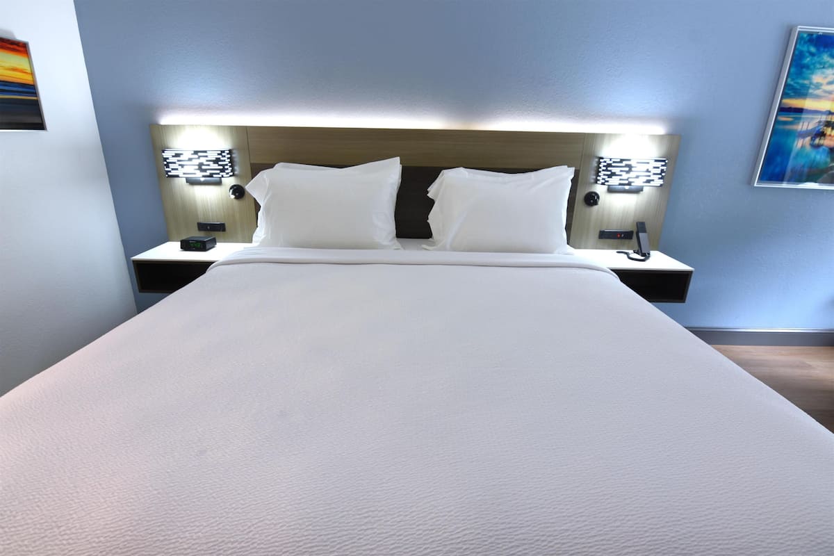 Standard Room, 1 King Bed, Accessible, Bathtub | Premium bedding, down comforters, memory foam beds, in-room safe