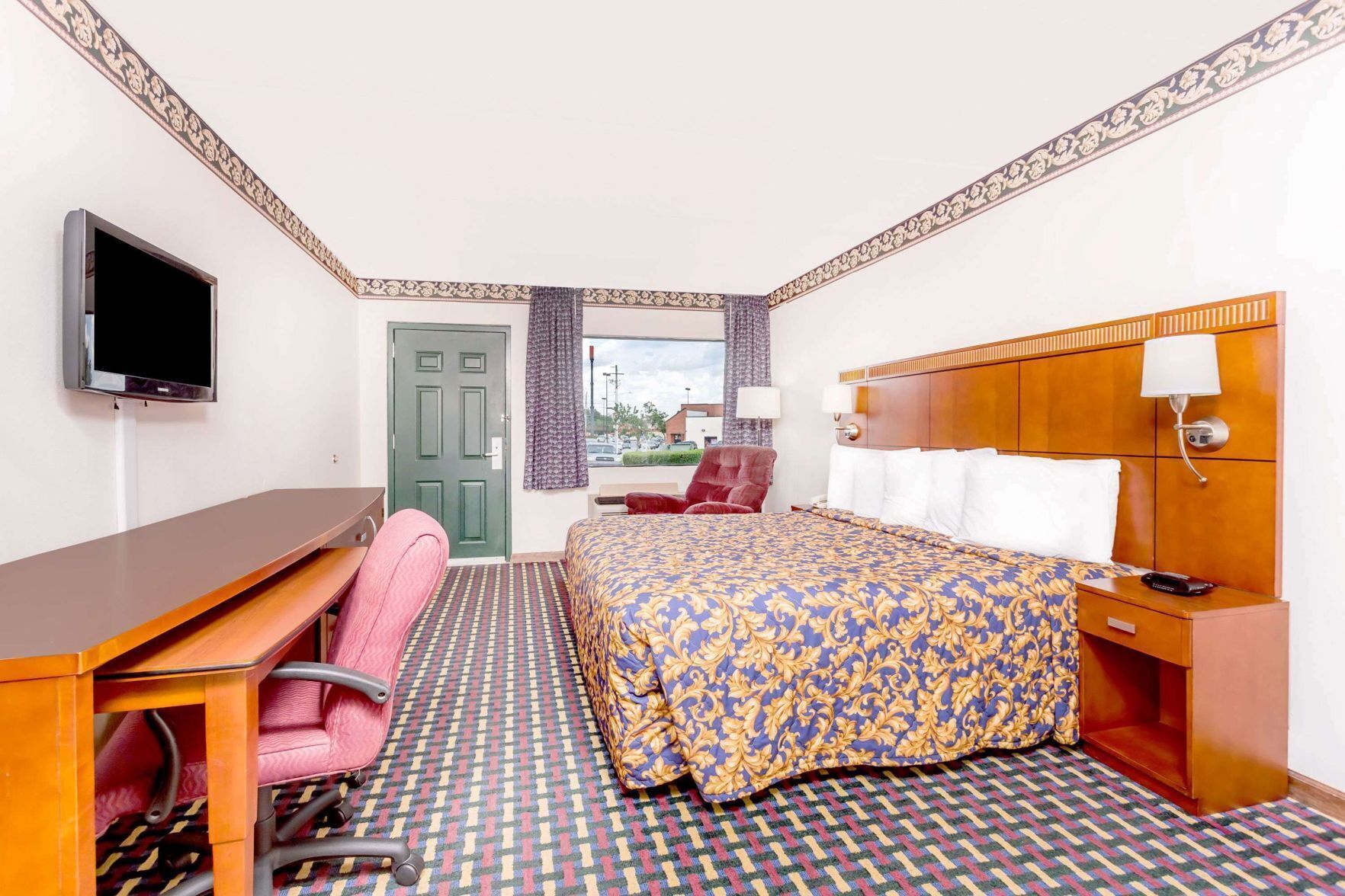 مكتب وواي فاي مجانًا وملاءات أسرّة