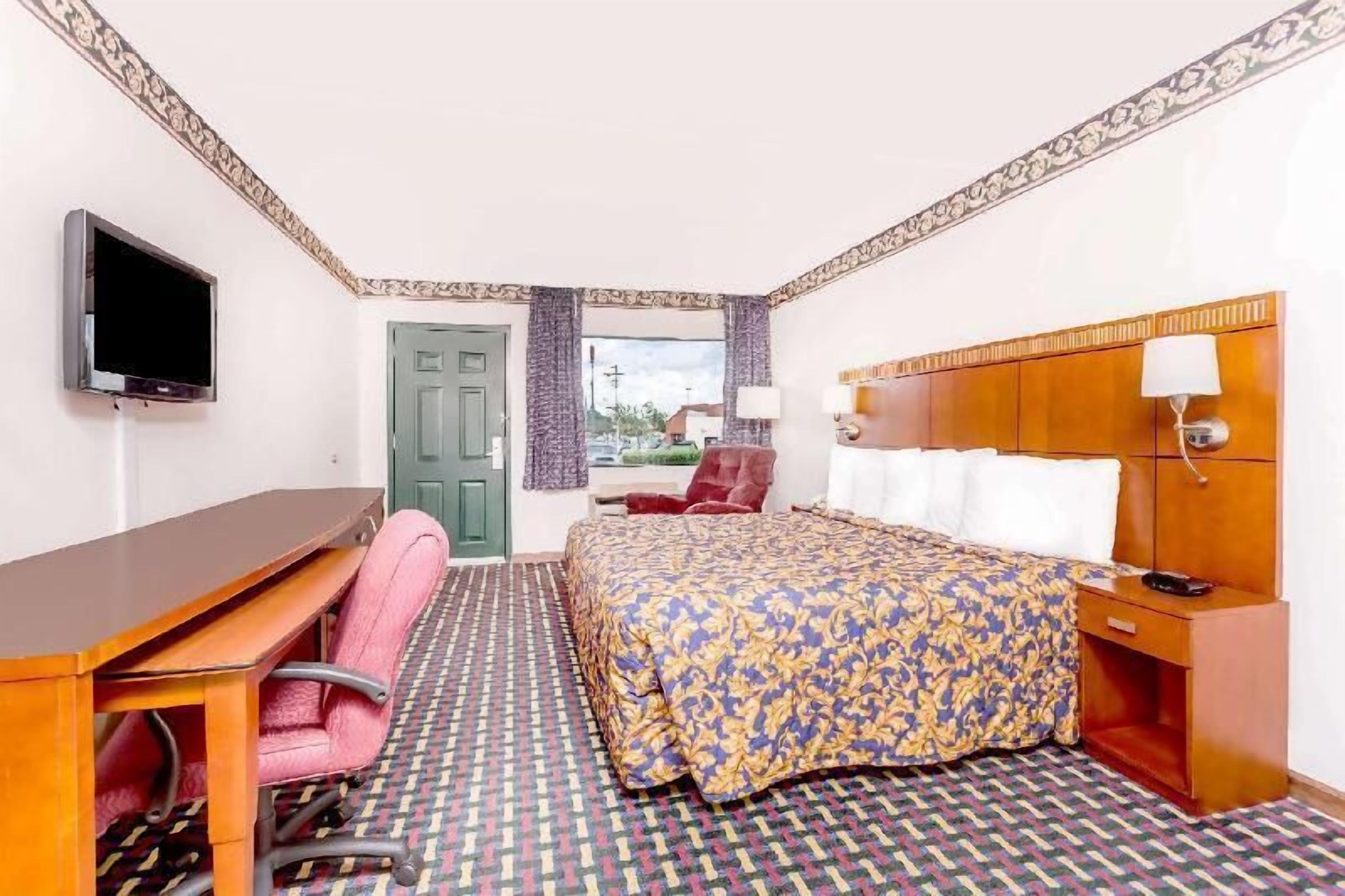 مكتب وواي فاي مجانًا وملاءات أسرّة