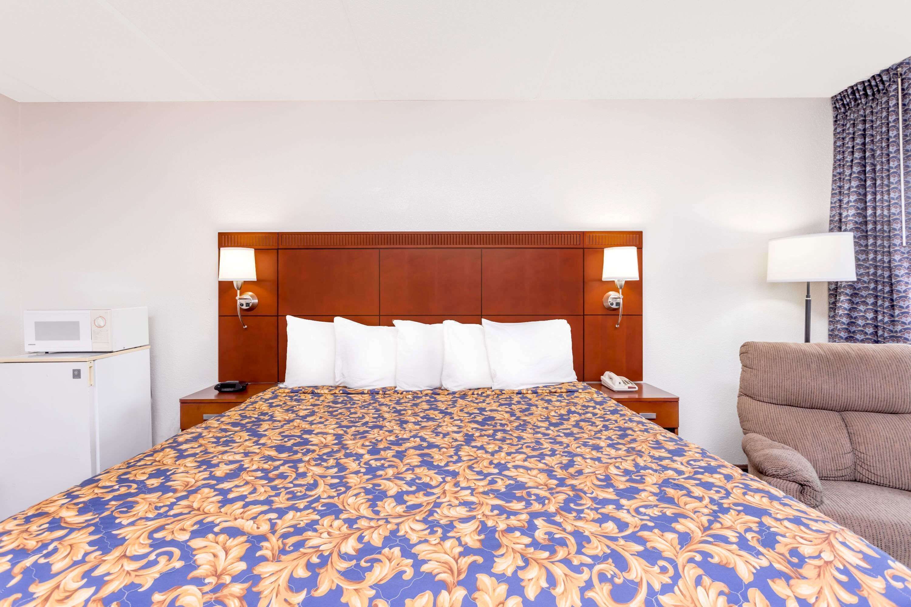 مكتب وواي فاي مجانًا وملاءات أسرّة